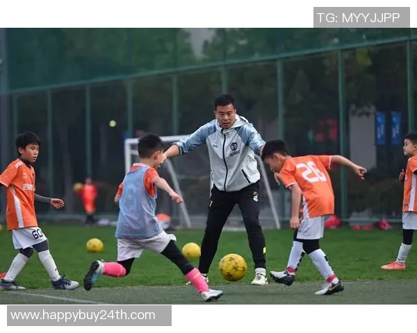 足球训练服穿搭与球星风采解析展现全球顶级球员的时尚与实力 足球训练服穿搭与球星风采解析展现全球顶级球员的时尚与实力